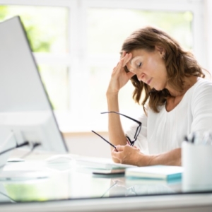 Mujer estresada trabajando remoto