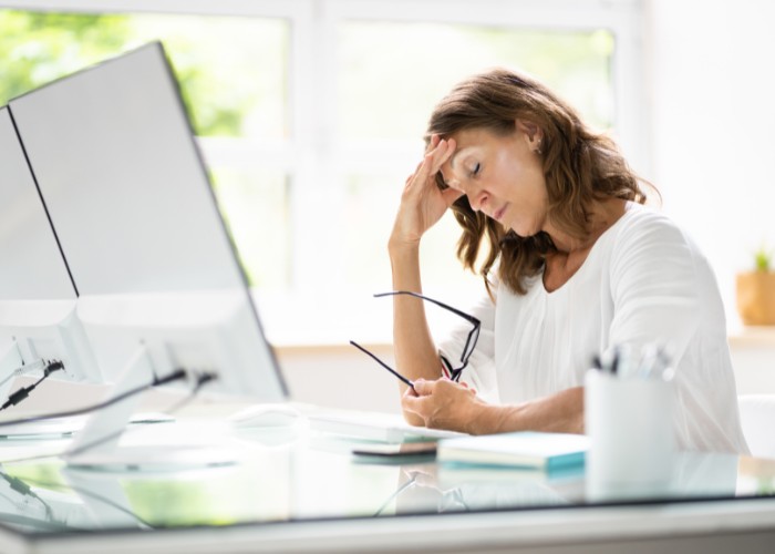 Mujer estresada trabajando remoto